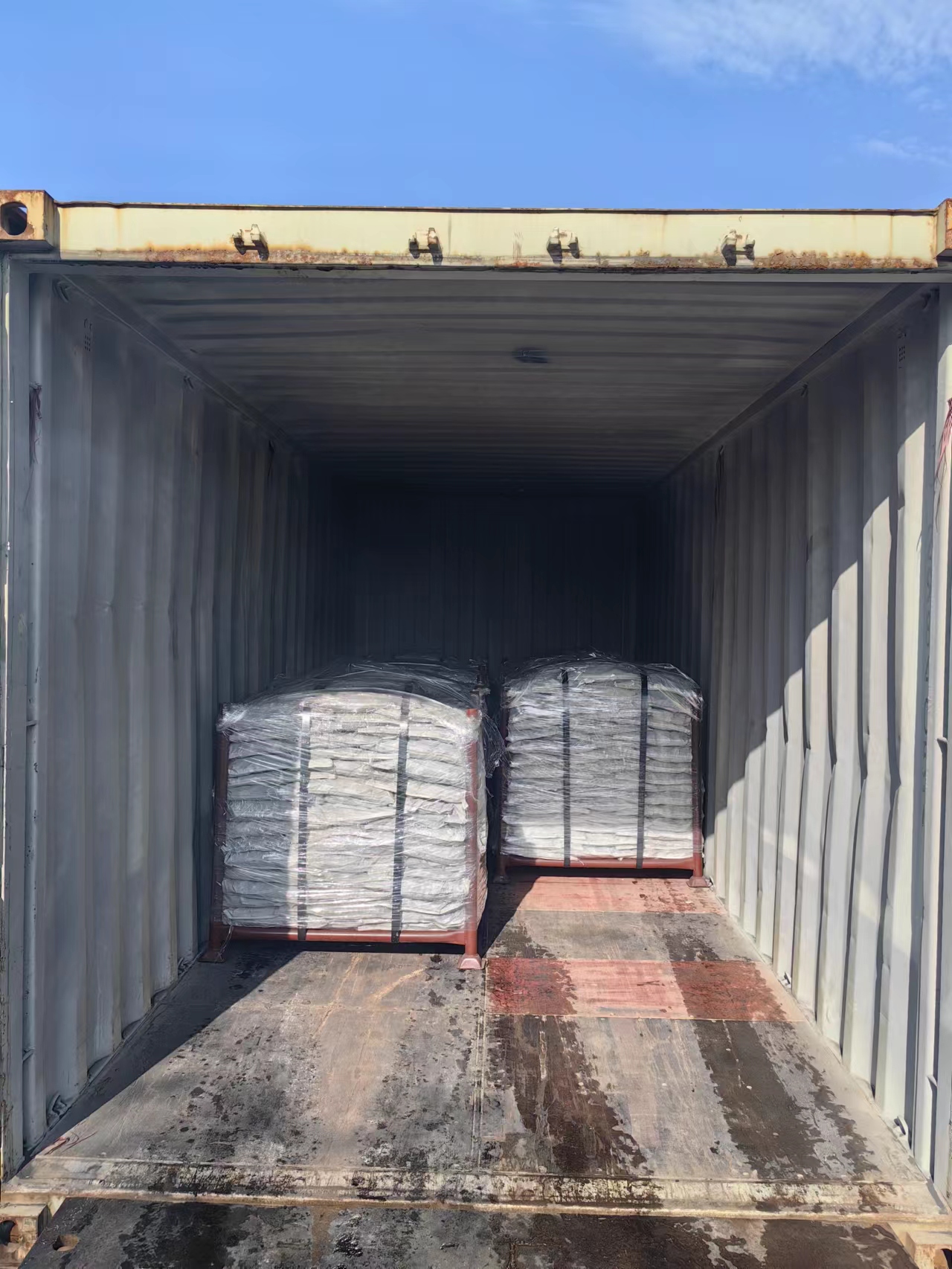 Scaffolding lock pins loading