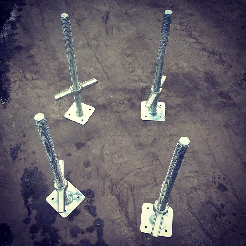Scaffolding base jacks
